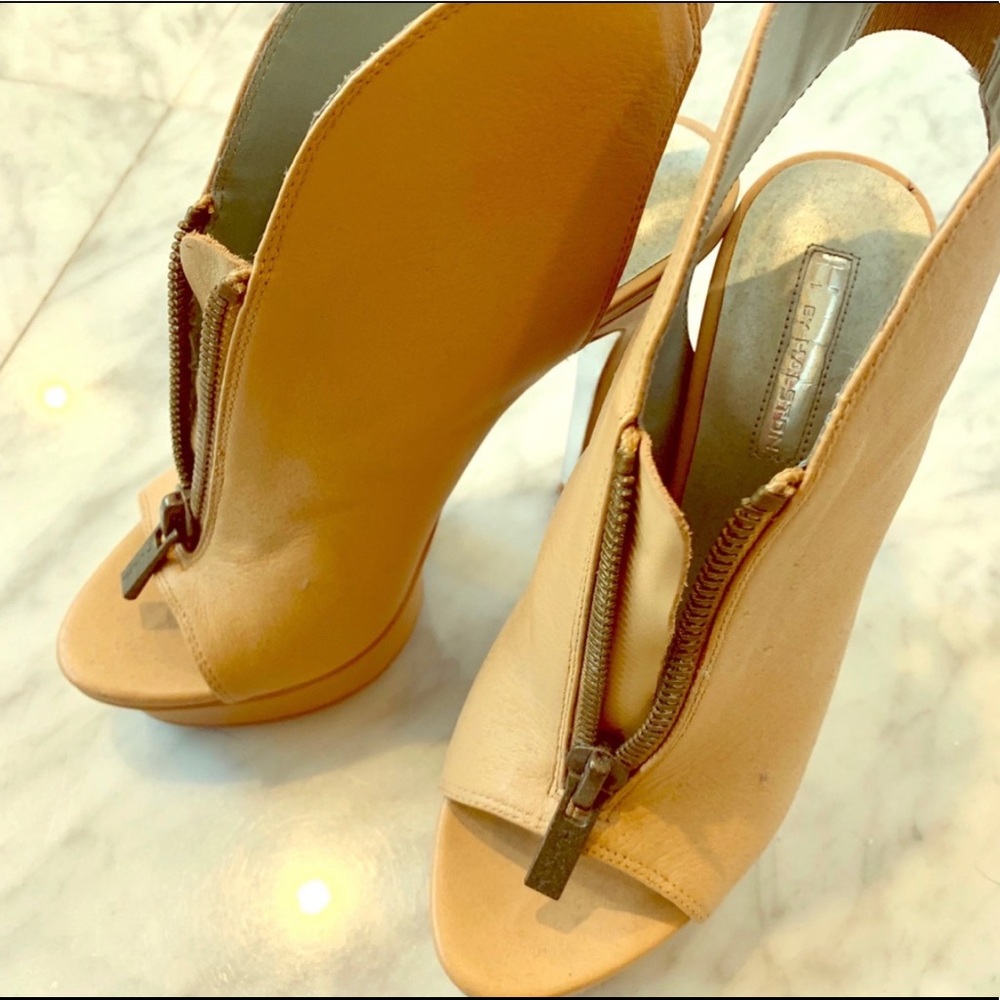 Platform nude peep toe size 7 Halston heels